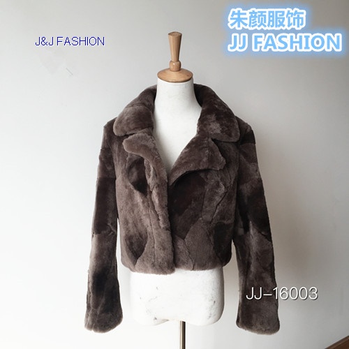 LADY'S COAT IN LAMB