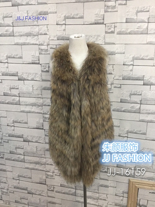 LADY'S  VEST   IN  NATURE RACCOON FUR
